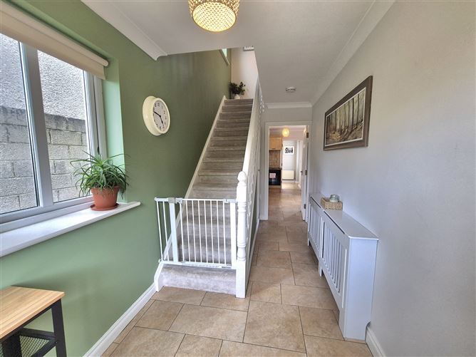 https://photos-a.propertyimages.ie/media/5/3/3/4931335/e3e6e5c6-3324-438c-86a1-e014dbbdf57c_l.jpg