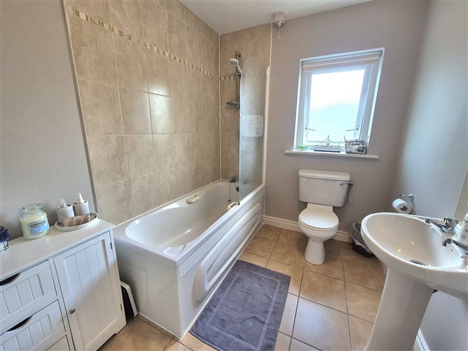 https://photos-a.propertyimages.ie/media/5/3/3/4931335/e3e6e5c6-3324-438c-86a1-e014dbbdf57c_l.jpg