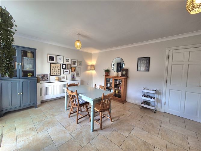 https://photos-a.propertyimages.ie/media/5/3/3/4931335/e3e6e5c6-3324-438c-86a1-e014dbbdf57c_l.jpg
