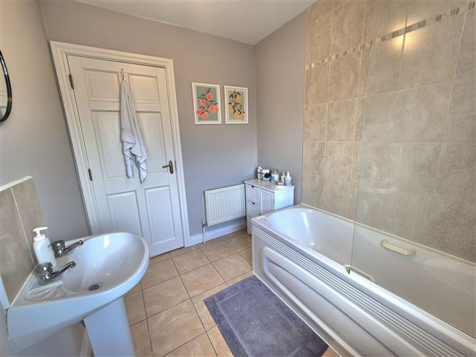 https://photos-a.propertyimages.ie/media/5/3/3/4931335/e3e6e5c6-3324-438c-86a1-e014dbbdf57c_l.jpg