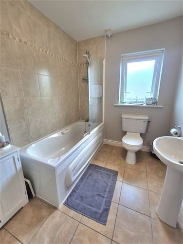 https://photos-a.propertyimages.ie/media/5/3/3/4931335/e3e6e5c6-3324-438c-86a1-e014dbbdf57c_l.jpg