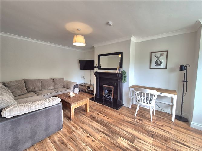 https://photos-a.propertyimages.ie/media/5/3/3/4931335/e3e6e5c6-3324-438c-86a1-e014dbbdf57c_l.jpg