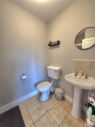 https://photos-a.propertyimages.ie/media/5/3/3/4931335/e3e6e5c6-3324-438c-86a1-e014dbbdf57c_l.jpg