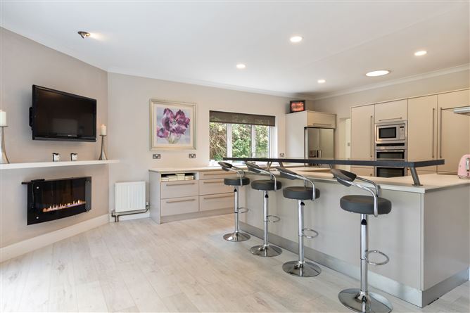 Hollybrook House, Glenamuck Road, Carrickmines, Dublin 18