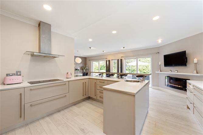 Hollybrook House, Glenamuck Road, Carrickmines, Dublin 18