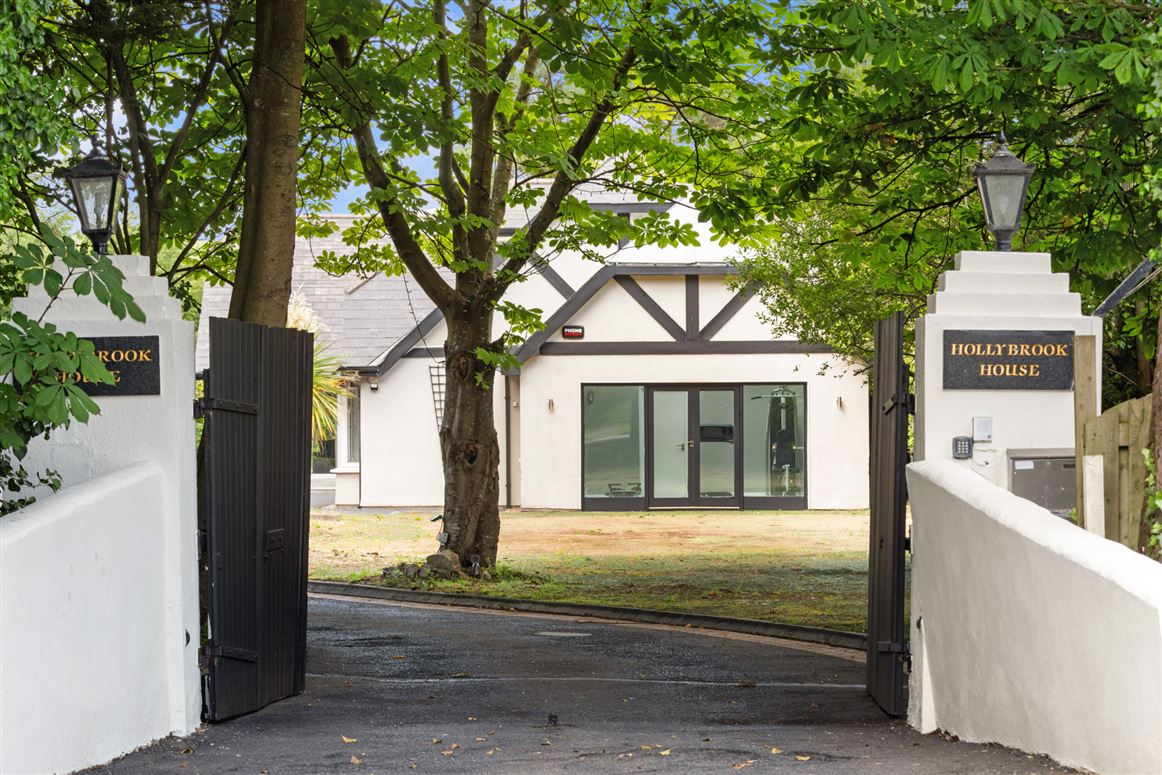 Hollybrook House, Glenamuck Road, Carrickmines, Dublin 18