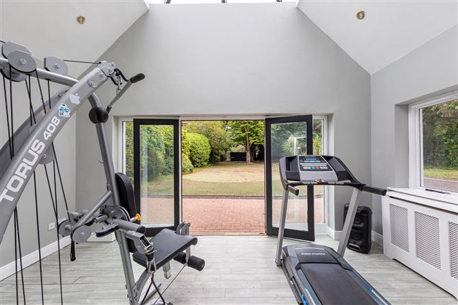 Hollybrook House, Glenamuck Road, Carrickmines, Dublin 18
