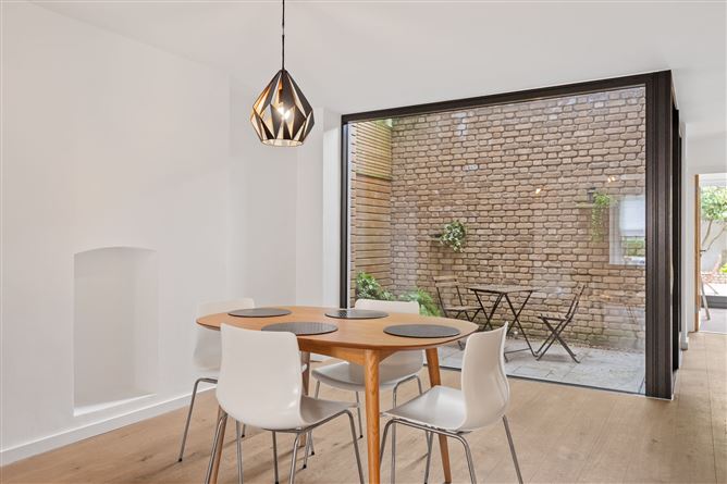 https://photos-a.propertyimages.ie/media/5/3/5/4950535/b1a2684a-c64d-4427-9c6c-9f002fd93442_l.jpg