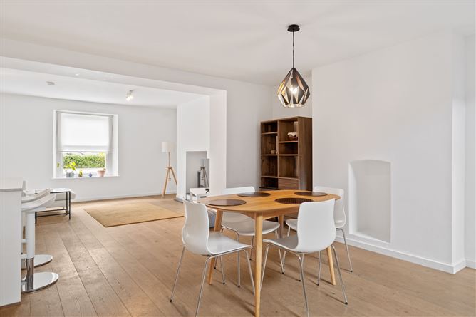 https://photos-a.propertyimages.ie/media/5/3/5/4950535/b1a2684a-c64d-4427-9c6c-9f002fd93442_l.jpg