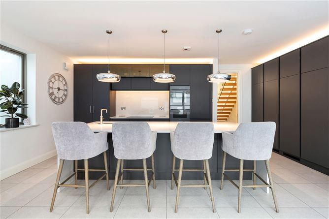 https://photos-a.propertyimages.ie/media/5/4/6/4960645/261a0f84-8601-4d97-81a5-a56f32c69bb1_l.jpg