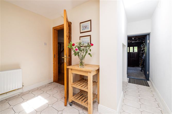 https://photos-a.propertyimages.ie/media/5/4/7/4923745/69337028-e6f4-402e-add6-27b0b493c8de_l.jpg