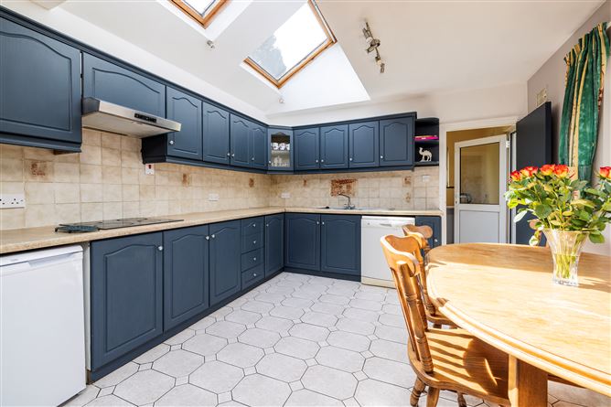 https://photos-a.propertyimages.ie/media/5/4/7/4923745/69337028-e6f4-402e-add6-27b0b493c8de_l.jpg