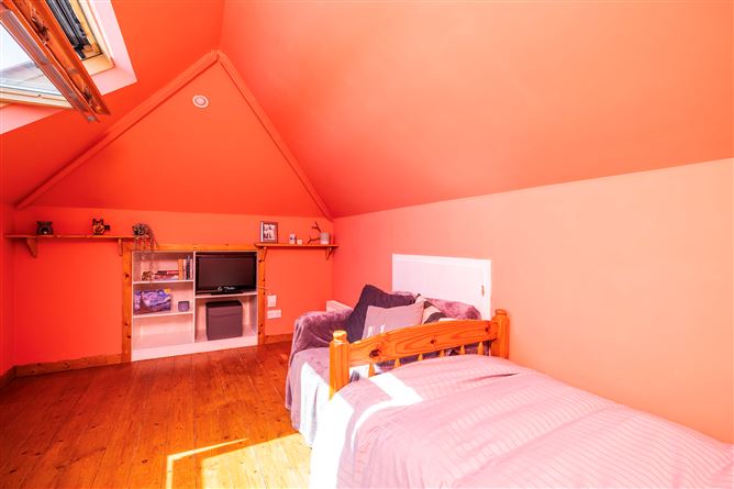 https://photos-a.propertyimages.ie/media/5/4/7/4923745/69337028-e6f4-402e-add6-27b0b493c8de_l.jpg