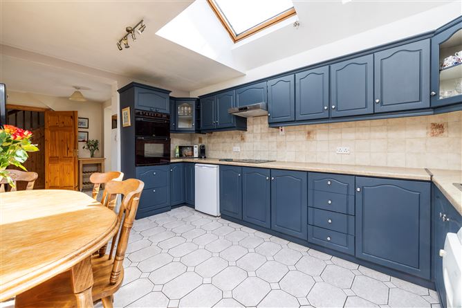 https://photos-a.propertyimages.ie/media/5/4/7/4923745/69337028-e6f4-402e-add6-27b0b493c8de_l.jpg