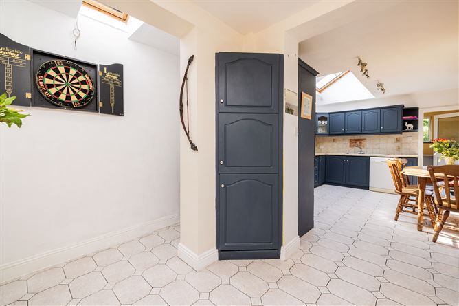 https://photos-a.propertyimages.ie/media/5/4/7/4923745/69337028-e6f4-402e-add6-27b0b493c8de_l.jpg