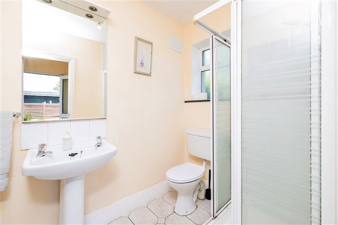 https://photos-a.propertyimages.ie/media/5/4/7/4923745/69337028-e6f4-402e-add6-27b0b493c8de_l.jpg