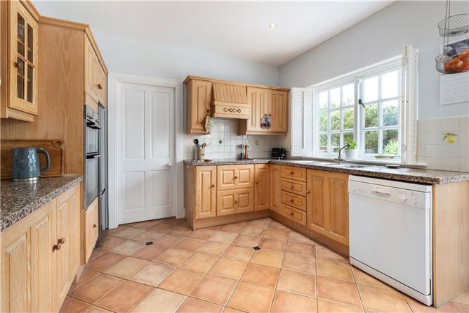 https://photos-a.propertyimages.ie/media/5/5/0/5005055/d646b0c9-bfc2-42ee-9ea8-b4e52c50bfa0_l.jpg
