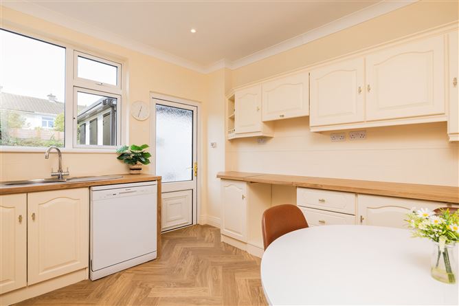 https://photos-a.propertyimages.ie/media/5/5/1/4958155/ce8b1c46-6aa6-4208-88ba-63d2303fc9b1_l.jpg