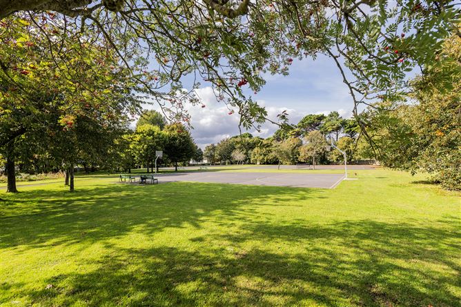 https://photos-a.propertyimages.ie/media/5/5/1/4958155/ce8b1c46-6aa6-4208-88ba-63d2303fc9b1_l.jpg