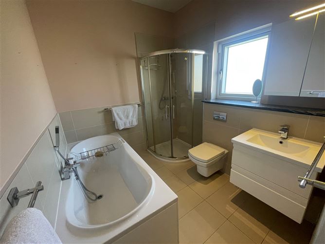 Bright and spacious luxury house in Dublin City centre,Vacation Rental in Dublin, Ireland