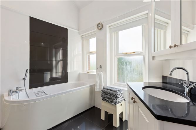 https://photos-a.propertyimages.ie/media/5/5/3/5003355/c57aaf1d-6a4f-46c7-9745-45f1d5d3160d_l.jpg