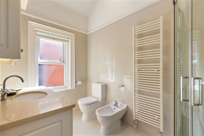https://photos-a.propertyimages.ie/media/5/5/3/5003355/c57aaf1d-6a4f-46c7-9745-45f1d5d3160d_l.jpg