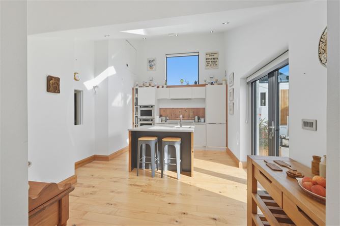 https://photos-a.propertyimages.ie/media/5/5/5/4958555/6b0bf246-51ea-4cc8-a512-34b199c22327_l.jpg