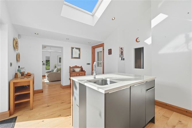 https://photos-a.propertyimages.ie/media/5/5/5/4958555/6b0bf246-51ea-4cc8-a512-34b199c22327_l.jpg