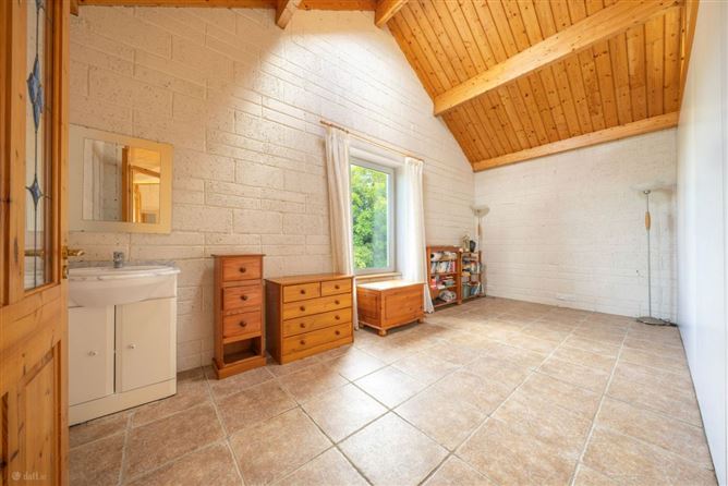 https://photos-a.propertyimages.ie/media/5/5/5/5011555/0988a986-14a5-4ee9-bdf2-9ef771dbaa08_l.jpg