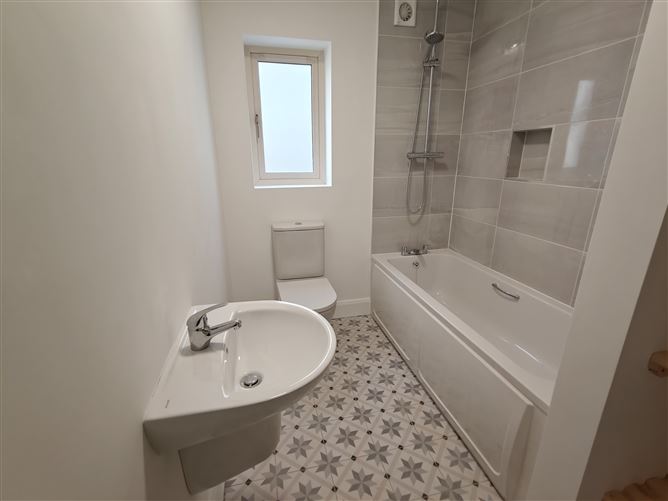 https://photos-a.propertyimages.ie/media/5/5/7/4901755/71e32e3a-dafb-41bb-a054-e896edef5bc7_l.jpg
