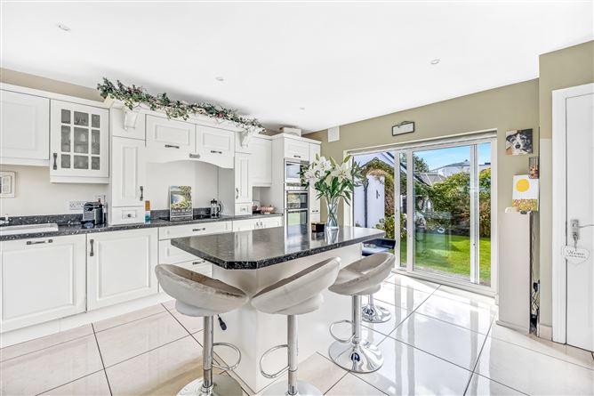 https://photos-a.propertyimages.ie/media/5/5/8/4952855/83f1813a-d0ff-45f8-b6ad-a3eba3fd95d4_l.jpg