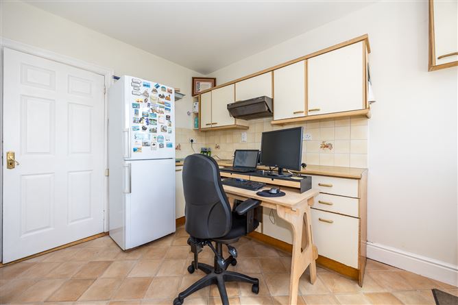 https://photos-a.propertyimages.ie/media/5/5/8/4952855/83f1813a-d0ff-45f8-b6ad-a3eba3fd95d4_l.jpg