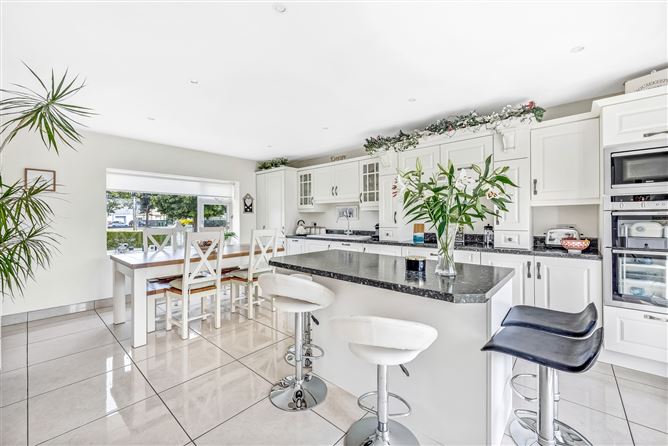 https://photos-a.propertyimages.ie/media/5/5/8/4952855/83f1813a-d0ff-45f8-b6ad-a3eba3fd95d4_l.jpg