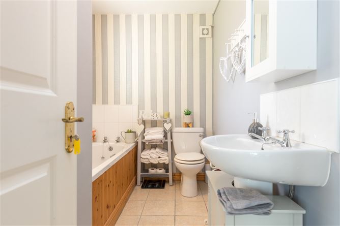 8 Glen Richards Wood, Poulshone