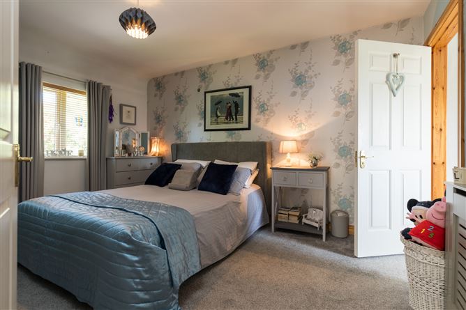 8 Glen Richards Wood, Poulshone