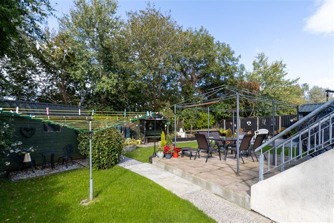 8 Glen Richards Wood, Poulshone