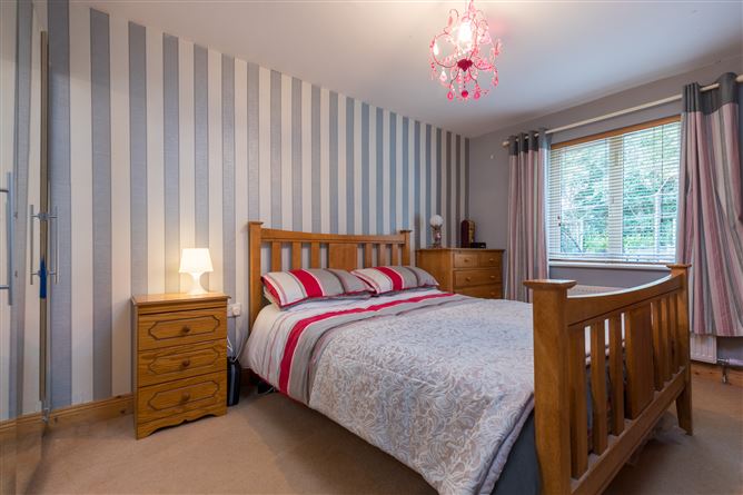 8 Glen Richards Wood, Poulshone