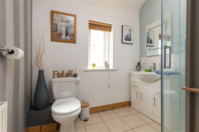 8 Glen Richards Wood, Poulshone