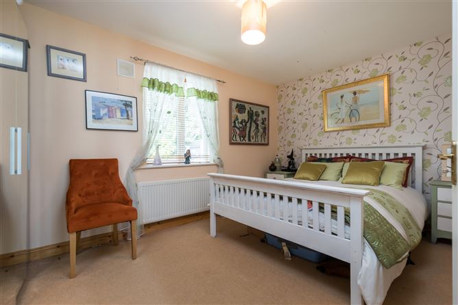 8 Glen Richards Wood, Poulshone