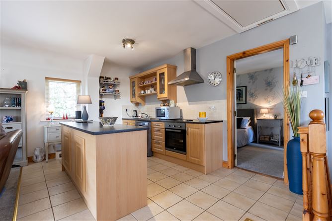 8 Glen Richards Wood, Poulshone
