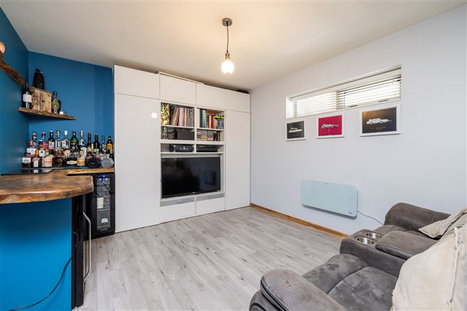 https://photos-a.propertyimages.ie/media/5/6/0/4942065/a64f7b8e-8c74-44a9-ae66-df7ad594b258_l.jpg