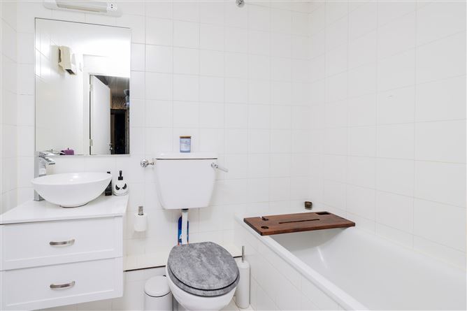 https://photos-a.propertyimages.ie/media/5/6/0/4942065/a64f7b8e-8c74-44a9-ae66-df7ad594b258_l.jpg