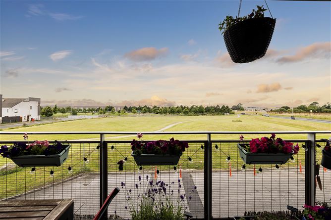https://photos-a.propertyimages.ie/media/5/6/0/4942065/a64f7b8e-8c74-44a9-ae66-df7ad594b258_l.jpg