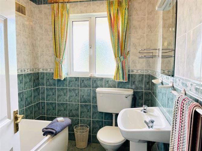 27 Carrig an Oir, Toberteascain, Ennis, Clare