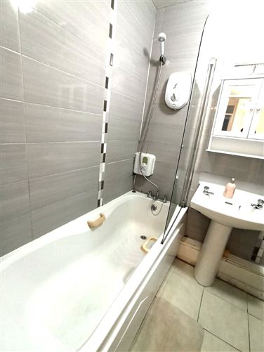 https://photos-a.propertyimages.ie/media/5/6/3/4959365/1d4962d3-b8d7-4a00-b382-4b8903519c32_l.jpg