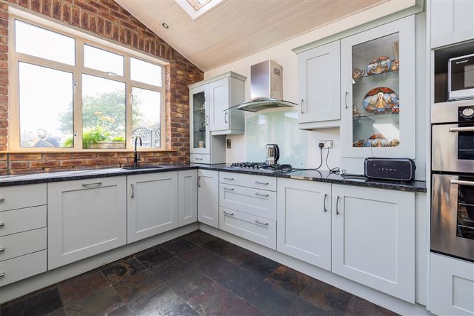 https://photos-a.propertyimages.ie/media/5/6/5/4922565/51856871-8923-4edf-a740-db7f7ccb5856_l.jpg