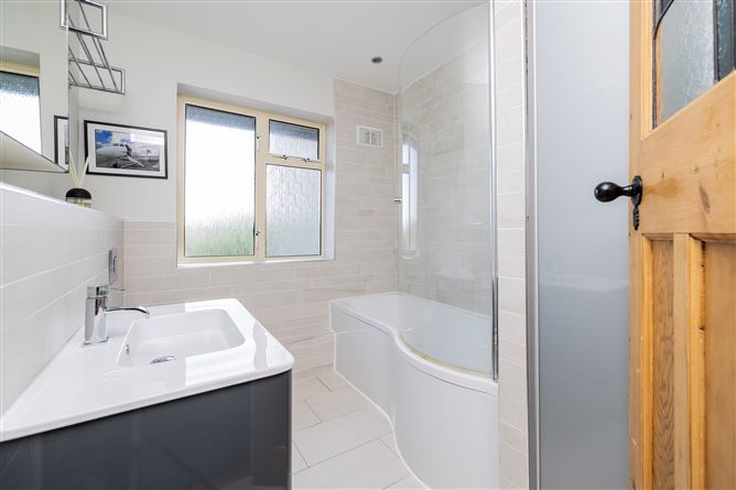 https://photos-a.propertyimages.ie/media/5/6/5/4922565/51856871-8923-4edf-a740-db7f7ccb5856_l.jpg