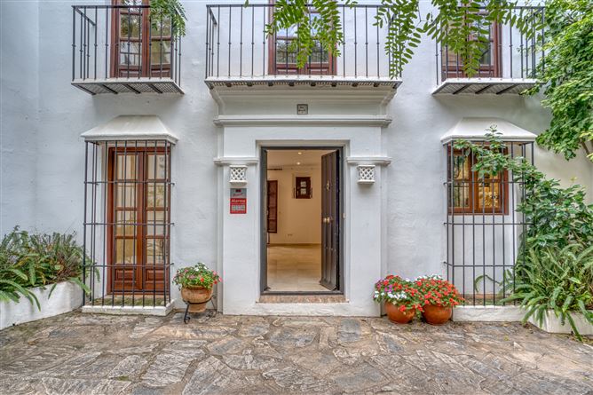 Spain, Marbella, Marbella Golden Mile - COSTA-00726P