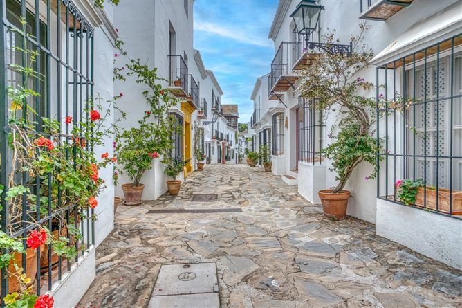 Spain, Marbella, Marbella Golden Mile - COSTA-00726P