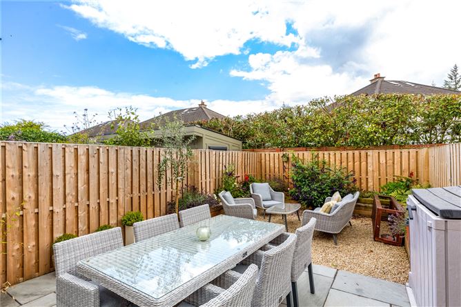 17 Sycamore Grove, Westminster Park, Foxrock, Dublin 18